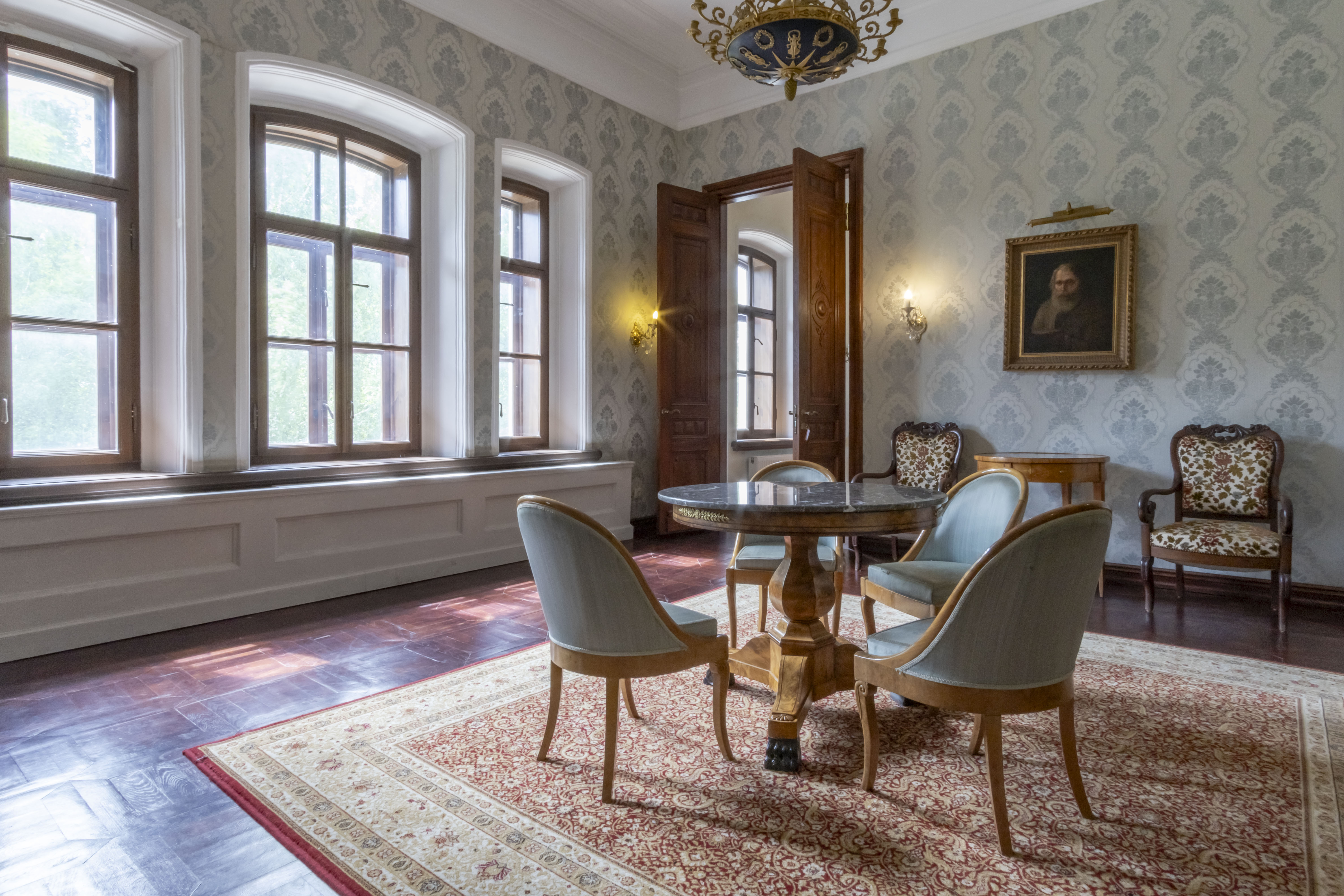 В подмосковной усадьбе были созданы исторические интерьеры с аутентичной мебелью и декором