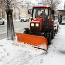 Власти Казани показали уборку улиц от снега в разных районах города