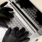 Россиян предупредили о схеме мошенников с использованием рабочих чатов