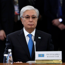 Токаев заявил, что «сопредельная» страна вывела через Казахстан $14 миллиардов