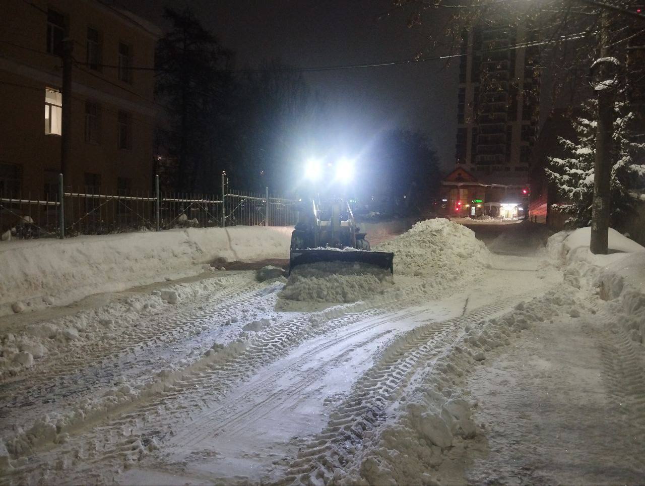 Ночная уборка снега в Казани