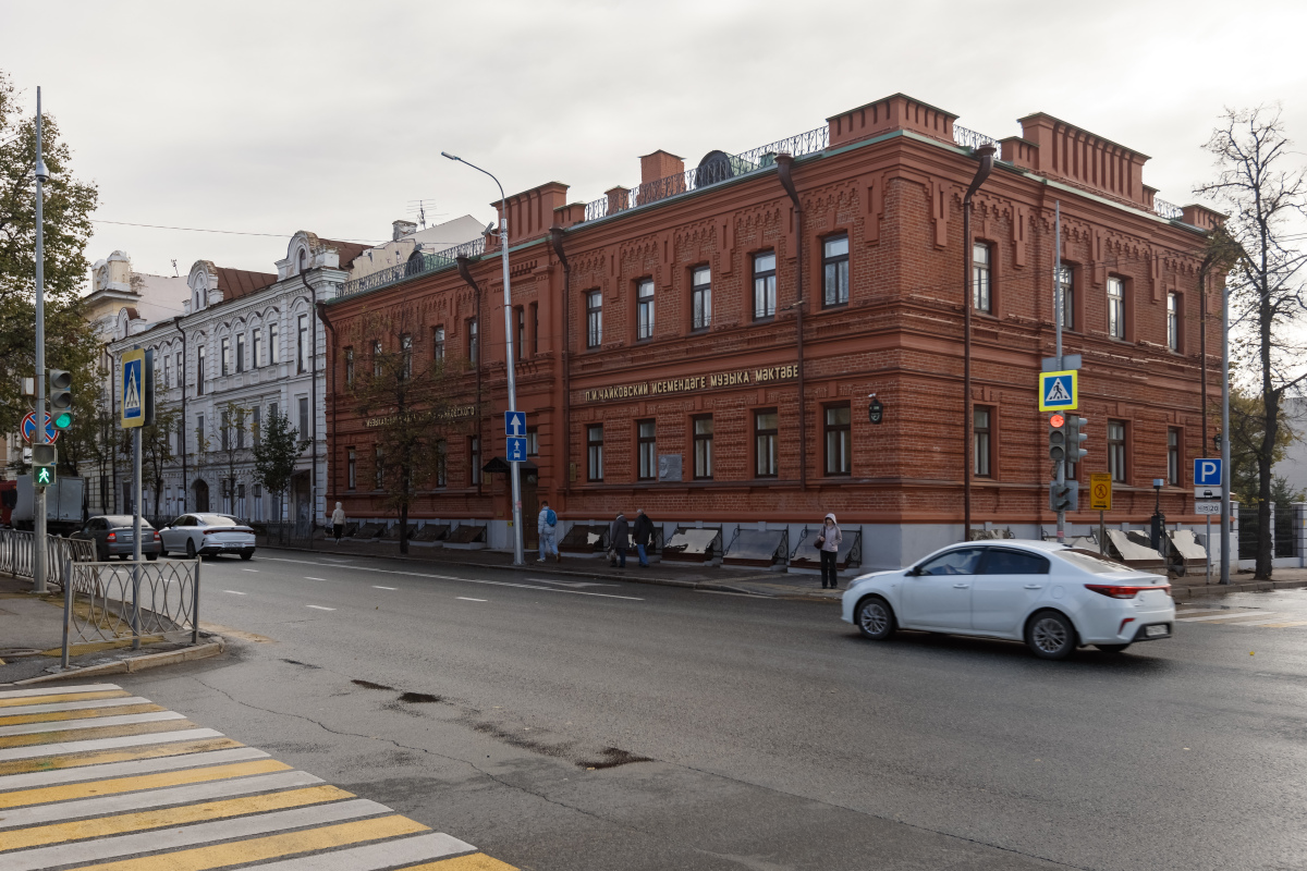 Дом Сушенцова (слева)