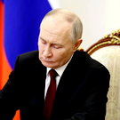 Путин присвоил Абдулганиевой звание заслуженного врача РФ и наградил еще троих татарстанцев