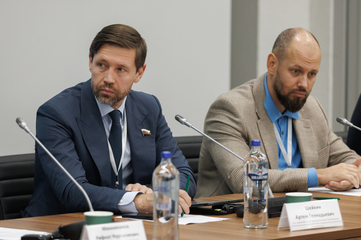 Артем Шейкин (слева)