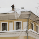 В Казани женщину в машине придавило снегом, сошедшим с самодельного козырька балкона