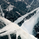 На Байкале под лед провалилась машина с 9 туристами