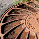 В Казани ребенок провалился в открытый люк, прокуратура начала проверку