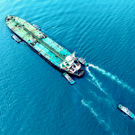 В Ормузском проливе после удара тонет танкер, около 150 других кораблей бросили якорь