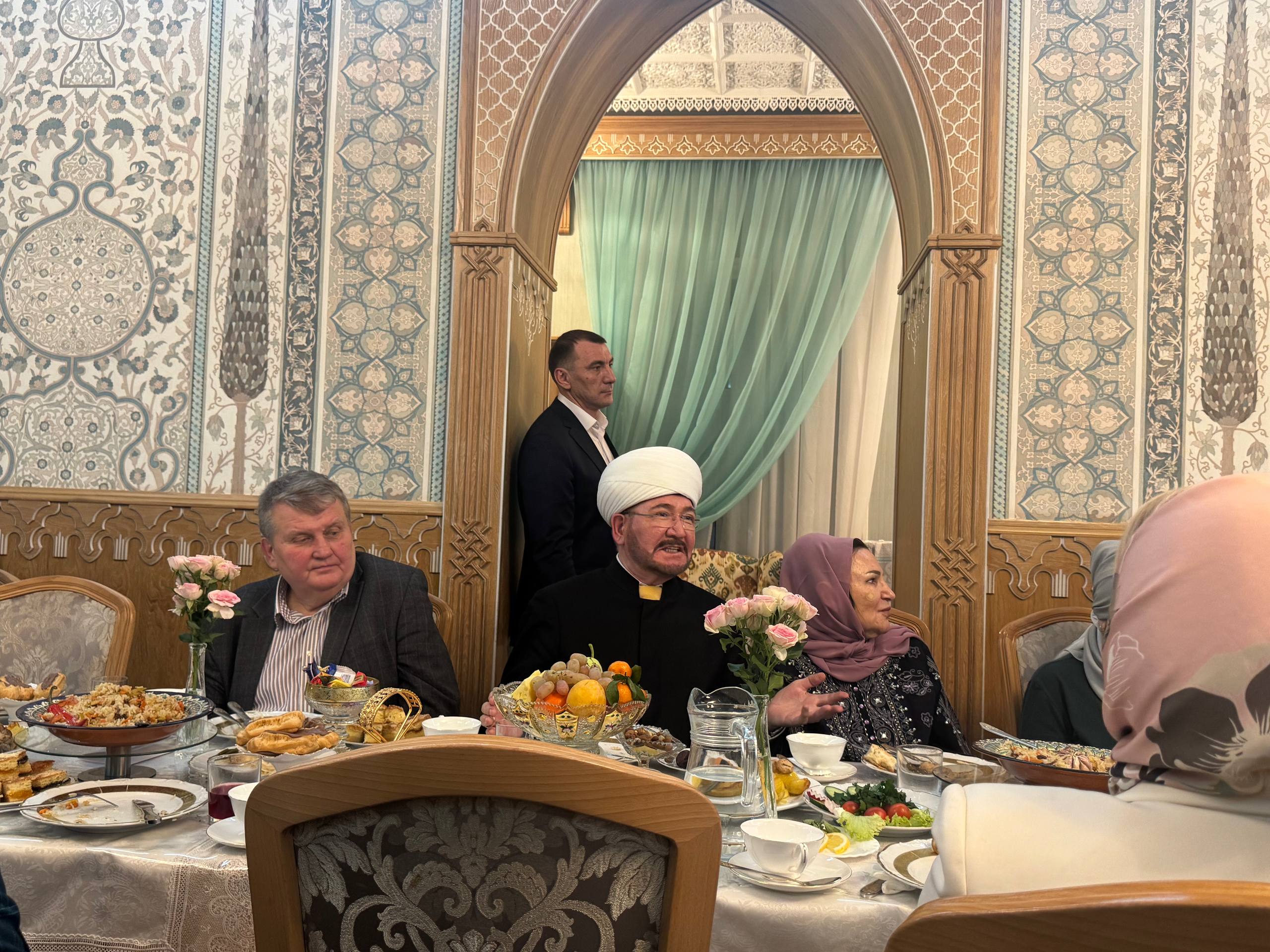 Равиль Гайнутдин (в центре)