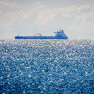 В КСИР пригрозили сжечь любое судно при попытке пройти через Ормузский пролив