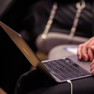 «Известия»: Техника Apple, Samsung и автозапчасти могут подорожать на треть из-за войны на Ближнем Востоке