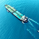 После взрыва на танкере у Кувейта в Персидском заливе произошла утечка нефти