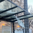 В Казани сошедший с крыш снег разрушил несколько автобусных остановок