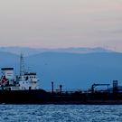 США временно разрешили России продавать нефть с танкеров