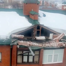 В центре Казани часть фасада дома рухнула на авто с водителем