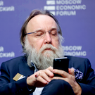 «Подошел под окна и свистишь»: Дугин предложил отключать интернет весной и летом для «настоящей человеческой жизни»