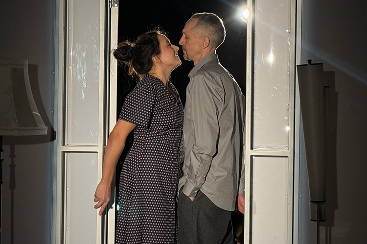 Ляйсан Файзуллина и Ильтазар Мухаматгалиев в спектакле «Мин түгел / Это не я»