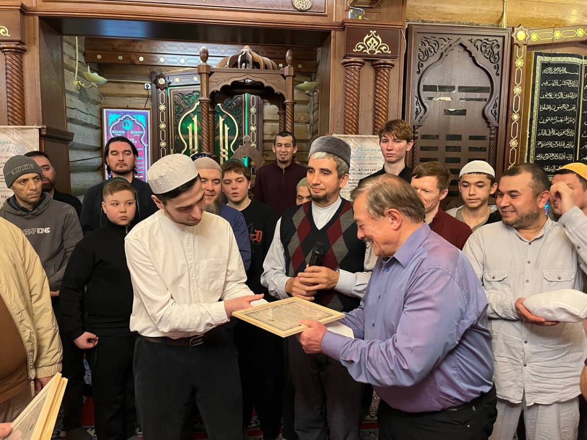 Камиль Исхаков вручает Абдулло Имоду благодарственное письмо