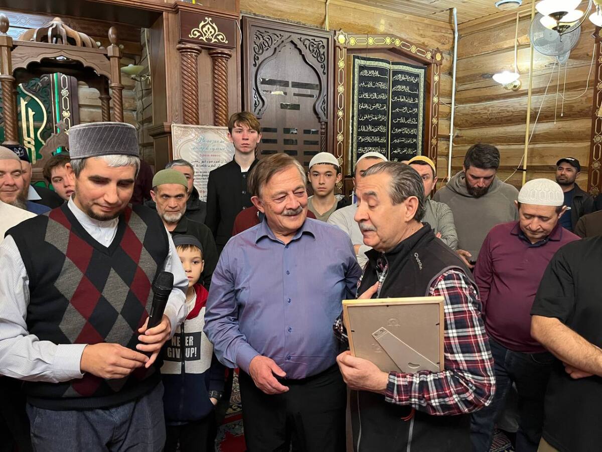 Благодарственное письмо вручают актеру Зуфару Харисову