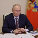 Путин запретил изымать авто и льготные участки у многодетных семей за долги