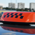 «Ведомости»: Таксистам планируют выдавать разрешения на работу при наличии страховки для пассажиров