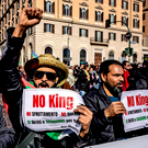 «Нет королям»: в США проходят массовые протесты против Трампа