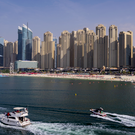 В Дубае четыре человека пострадали от падения обломков ракеты, в порту атаковали кувейтский танкер