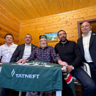 Данис Зарипов поздравил с 104-летием болельщика «Ак Барса» — отца народного артиста РТ Габдельфата Сафина