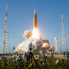 NASA запустило первую за полвека миссию к Луне – после взлета возникли проблемы со связью (фото)