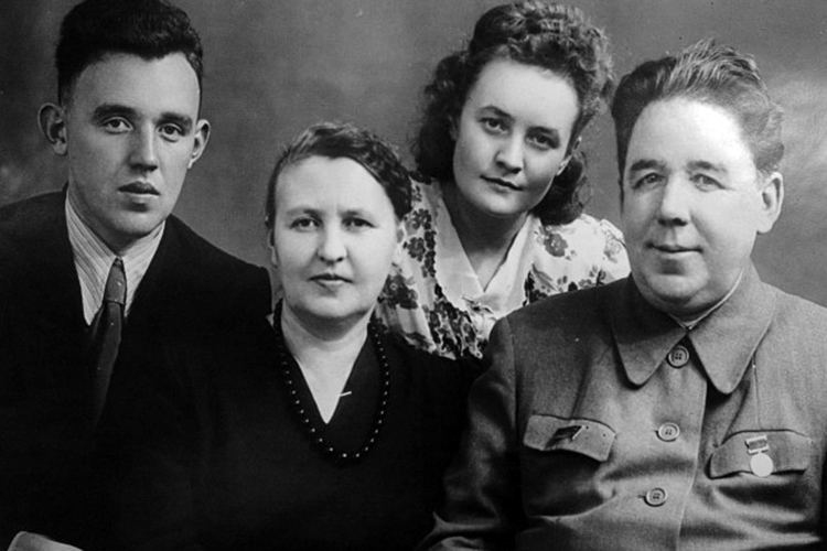 Кави Наджми и Сарвар Адгамова с детьми