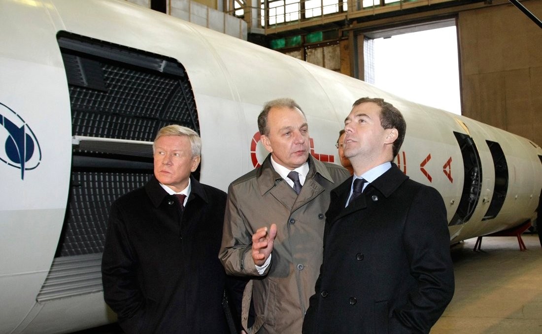 Александр Леонов (посередине)