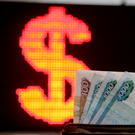 ЦБ опустил официальный курс доллара ниже 77 рублей впервые с февраля