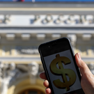 Внебиржевой курс доллара опустился ниже 77 рублей