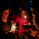 Частицу пасхального Благодатного огня доставили из Иерусалима в Москву