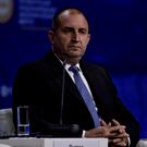 Партия экс-президента Болгарии Радева набрала 44,5% на выборах и получила большинство в парламенте