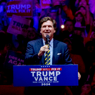 Карлсон извинился за призывы голосовать за Трампа