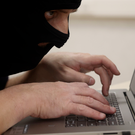 Россиянам рассказали о новых схемах мошенников перед 9 Мая