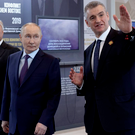 «Очень дорожил»: Путину показали подарок, который Каддафи сделал Жириновскому 30 лет назад