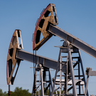 ЦБ резко повысил прогноз цены барреля нефти в 2026-м до $65 за баррель