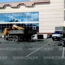 На Хади Такташа, в центре Казани, начали разбирать здание «Планеты Фитнес»