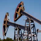 ЦБ резко повысил прогноз цены барреля нефти в 2026-м до $65