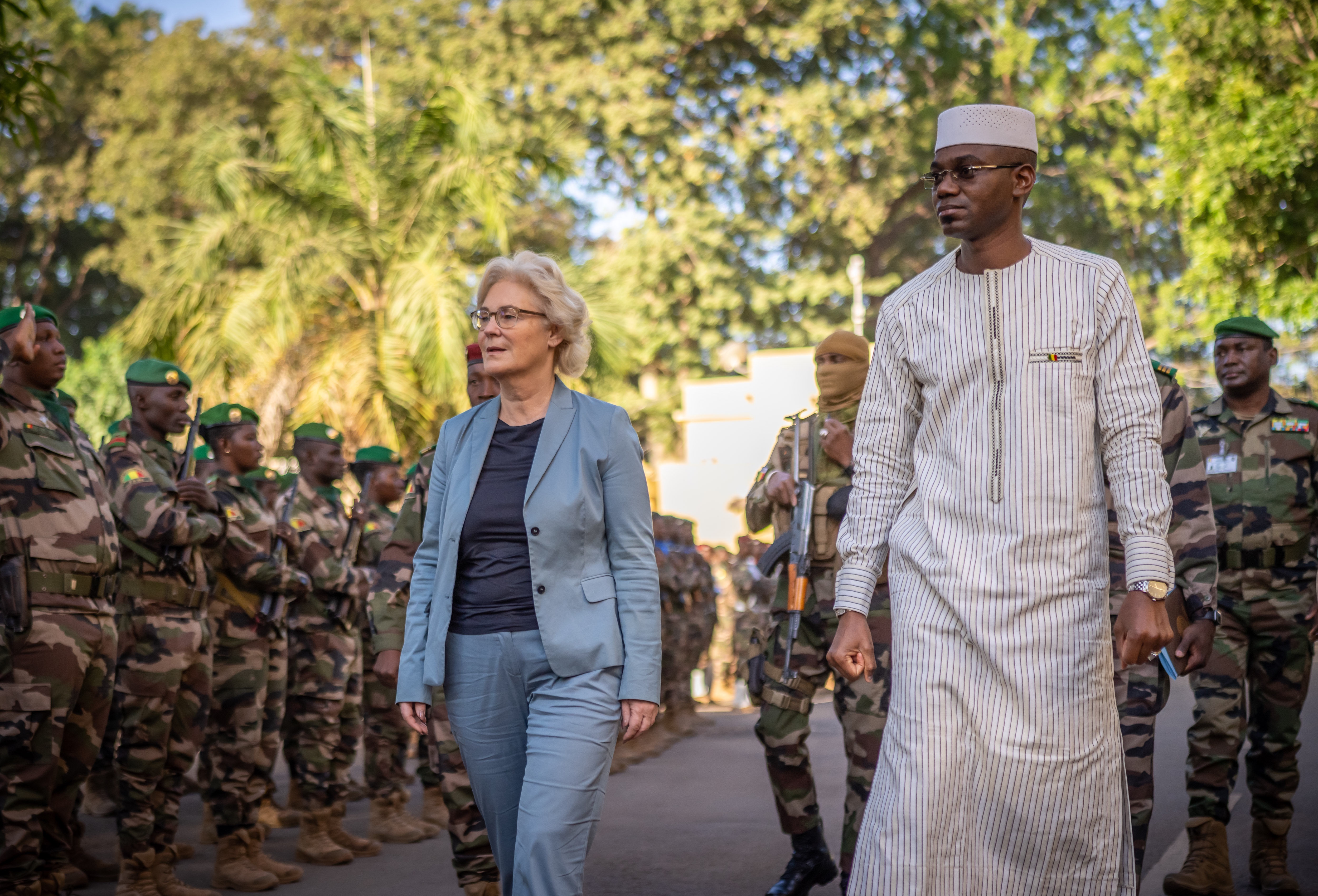 Садио Камара (справа)