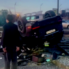 На Аграрной в Казани водитель Mercedes снес опору ЛЭП и влетел в остановку