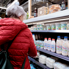 РБК: Продуктовый ретейл впервые после пандемии столкнулся с падением посещаемости