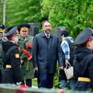Песошин возложил цветы к воинским захоронениям на Арском кладбище в Казани
