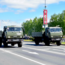 В Челнах прошел торжественный парад Победы с военной техникой