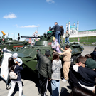 Выставка военной техники, ретрофотозона и полевая кухня: у Казанского кремля празднуют День Победы