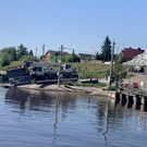На переправе в Аракчино строительный кран снес автомобиль и чуть не съехал в Волгу