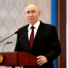 «Сплошь и рядом»: Путин заявил об избытке вывесок на латинице в России