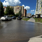 В Альметьевске на улице Аминова произошел сильный прорыв: вода залила близлежащие улицы